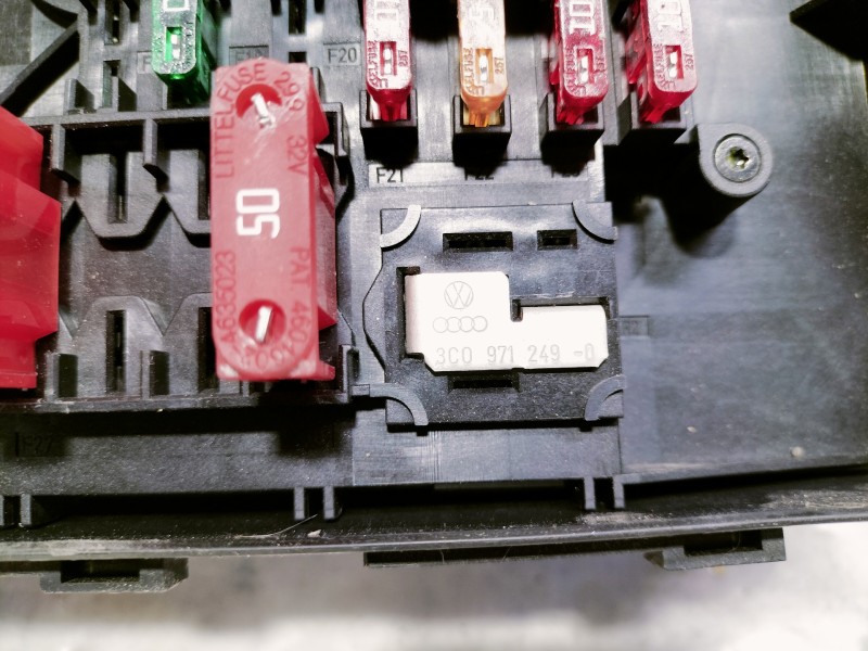 Recambio de caja reles / fusibles para volkswagen golf vi (5k1) advance bluemotion referencia OEM IAM 1K0937629A  