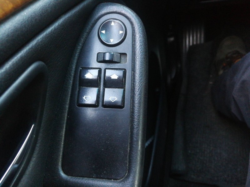 Recambio de mando elevalunas delantero izquierdo para bmw serie 5 berlina (e39) 525tds referencia OEM IAM 8368967  
