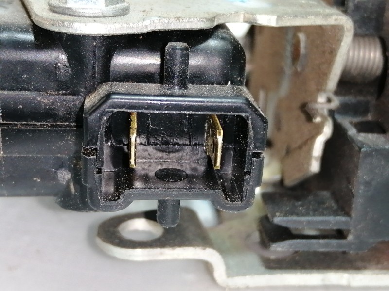 Recambio de cerradura puerta trasera izquierda para dacia sandero ambiance referencia OEM IAM 8200735248  