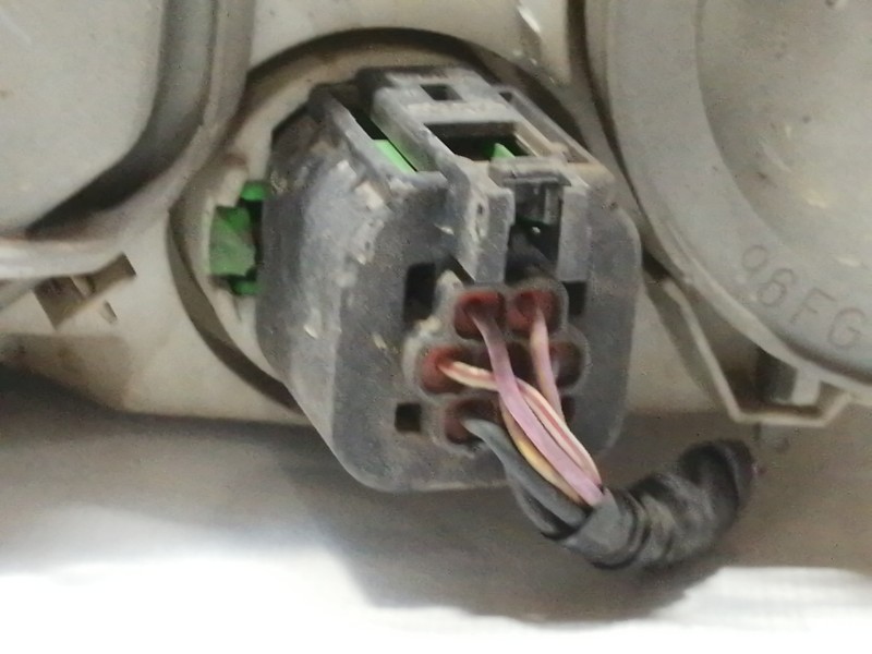 Recambio de faro derecho para ford fiesta berl./courier 1.8 diesel referencia OEM IAM 0301049004  