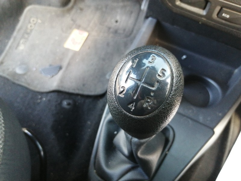 Recambio de pomo palanca cambio para dacia dokker ambiance referencia OEM IAM 8200379945  