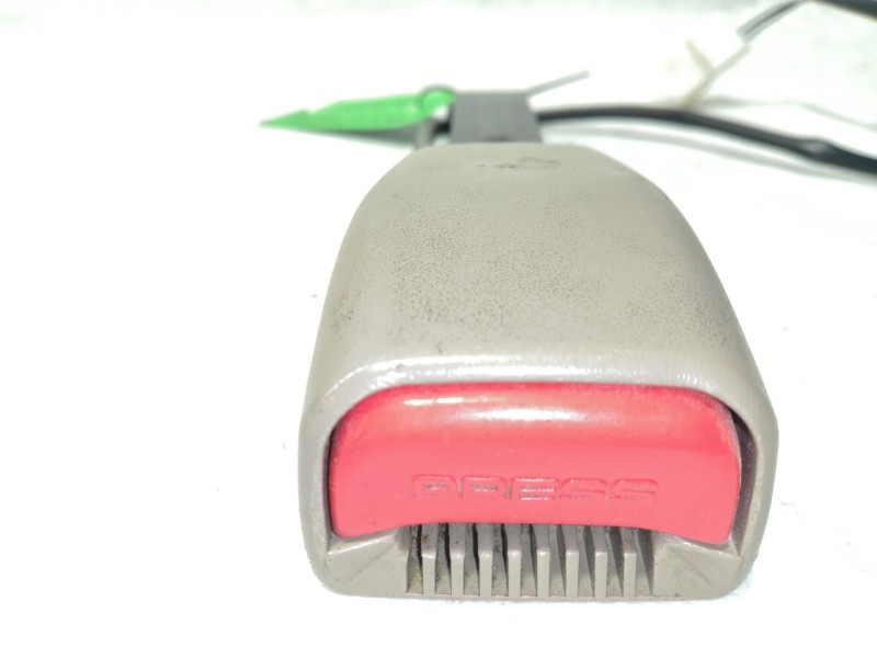 Recambio de enganche cinturon delantero izquierdo para ssangyong kyron 200 xdi limited referencia OEM IAM 06091805  