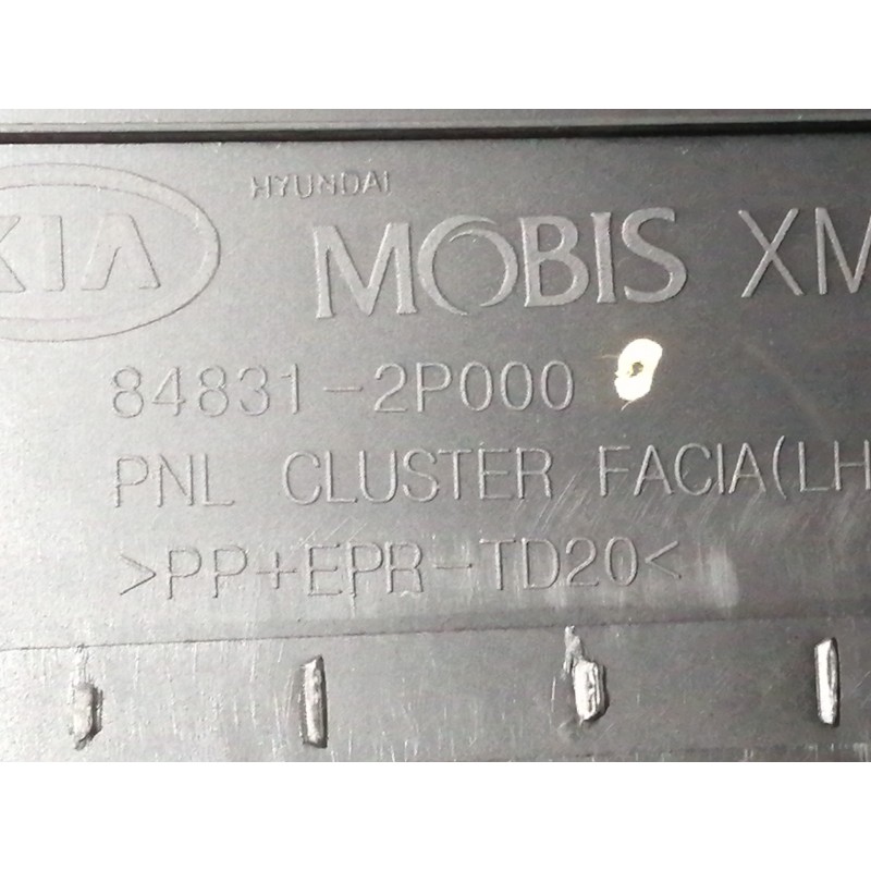 Recambio de moldura para kia sorento emotion 4wd referencia OEM IAM 848312P000  