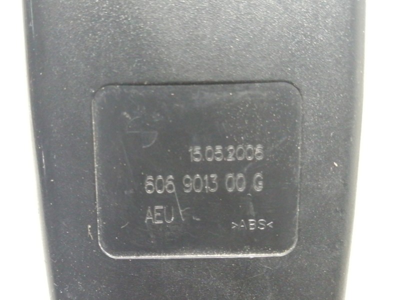 Recambio de enganche cinturon trasero izquierdo para bmw serie 3 touring (e91) 320d referencia OEM IAM 606901300  