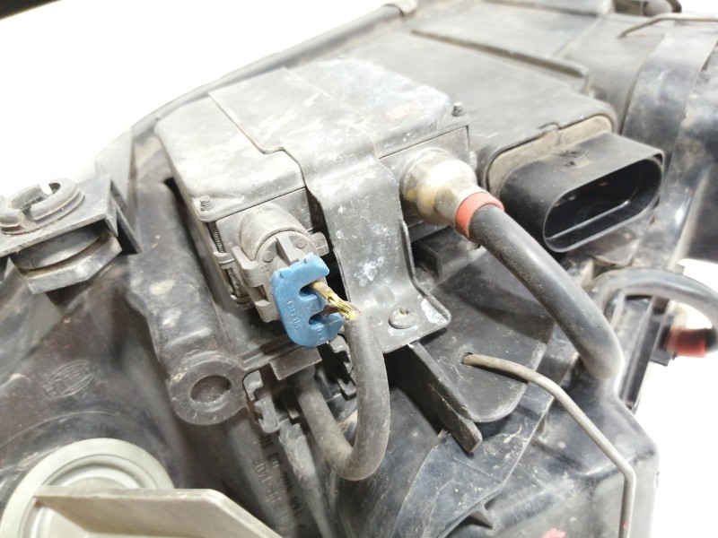 Recambio de faro derecho para audi a6 berlina (4b2) 2.5 tdi referencia OEM IAM 4B0941004BP  