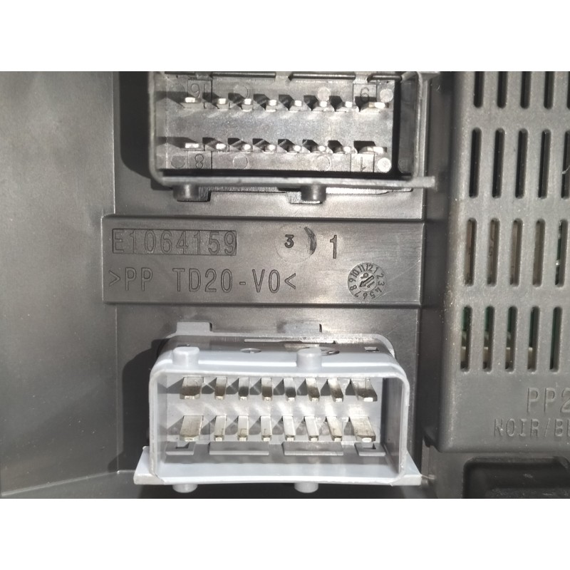 Recambio de caja reles / fusibles para citroën c4 cactus feel edition referencia OEM IAM 9807531680  