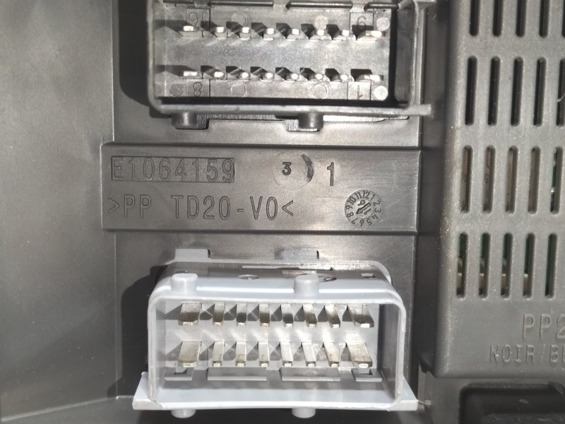 Recambio de caja reles / fusibles para citroën c4 cactus feel edition referencia OEM IAM 9807531680  