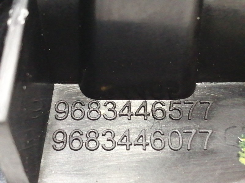 Recambio de maneta interior trasera derecha para peugeot 5008 premium referencia OEM IAM 9683446577  