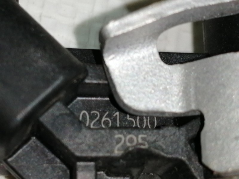 Recambio de inyector para peugeot 3008 gt line referencia OEM IAM 0261500295  