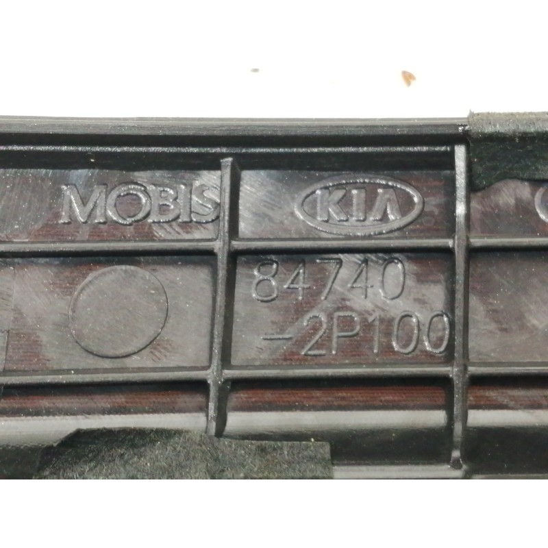 Recambio de moldura para kia sorento emotion 4wd referencia OEM IAM 847402P100  