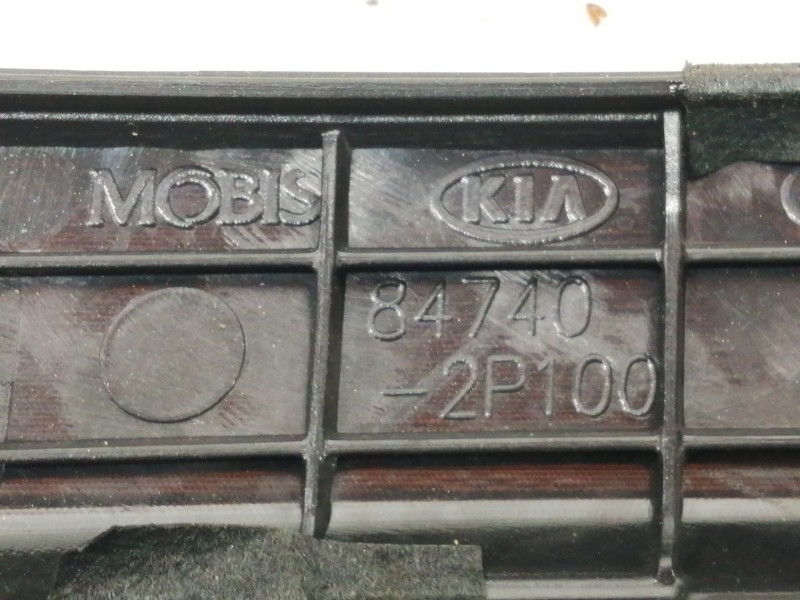 Recambio de moldura para kia sorento emotion 4wd referencia OEM IAM 847402P100  