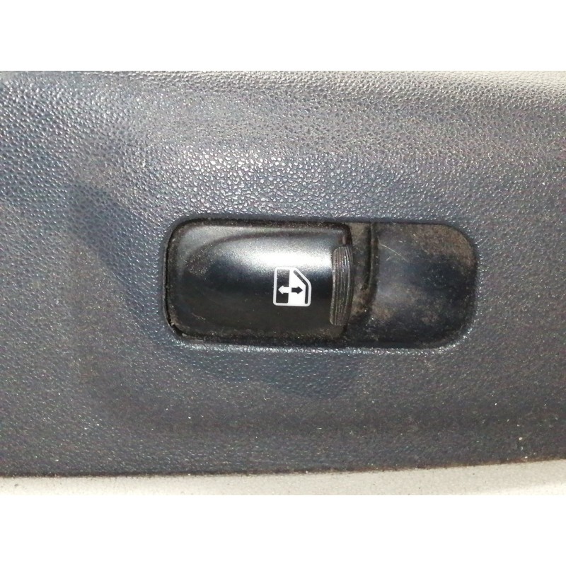 Recambio de guarnecido puerta delantera derecha para hyundai accent (mc) 1.5 crdi cat referencia OEM IAM 823601E010 823201E010 8