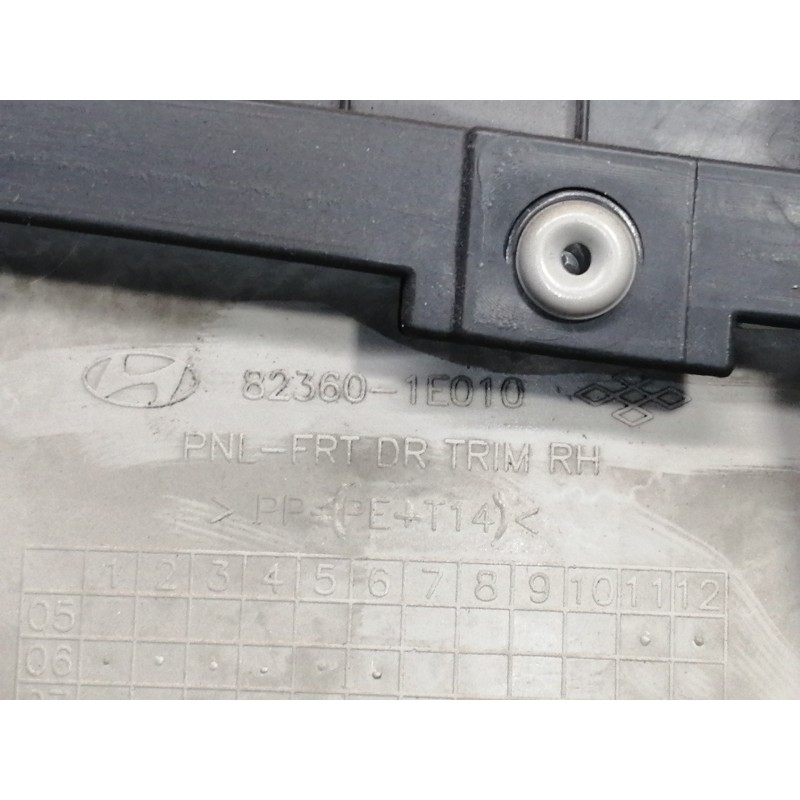 Recambio de guarnecido puerta delantera derecha para hyundai accent (mc) 1.5 crdi cat referencia OEM IAM 823601E010 823201E010 8