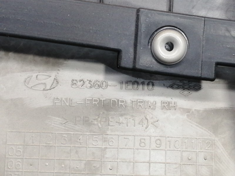 Recambio de guarnecido puerta delantera derecha para hyundai accent (mc) 1.5 crdi cat referencia OEM IAM 823601E010 823201E010 8