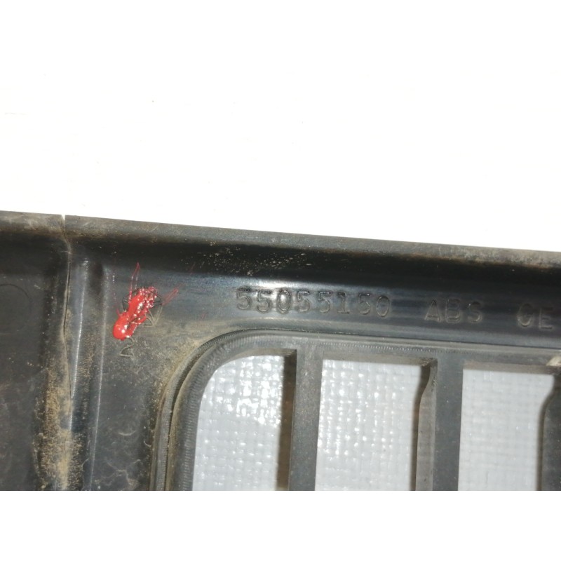 Recambio de rejilla delantera para jeep cherokee (j) 2.5 td referencia OEM IAM   