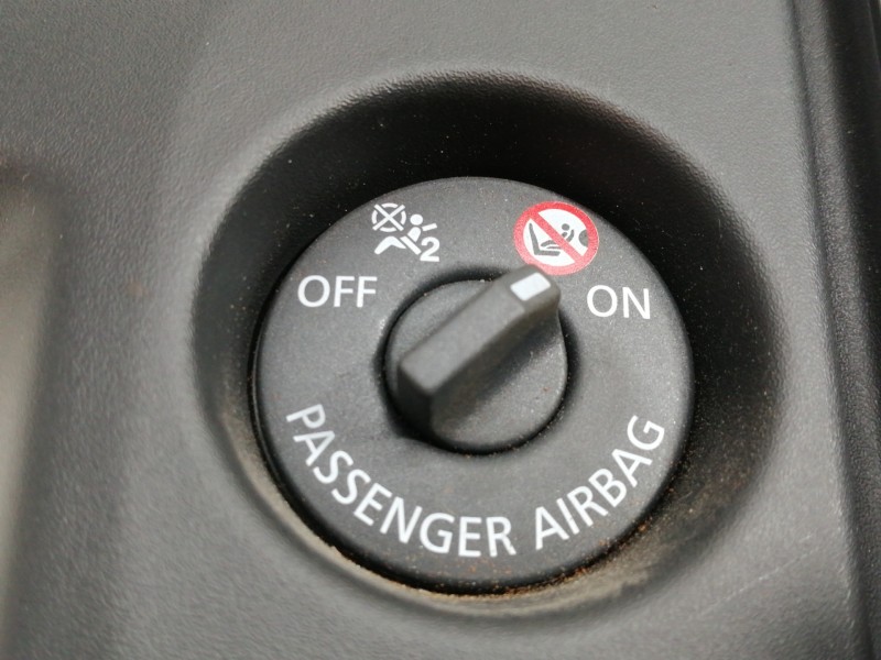 Recambio de interruptor para renault megane iv berlina 5p 1.2 tce energy referencia OEM IAM 689205425R  