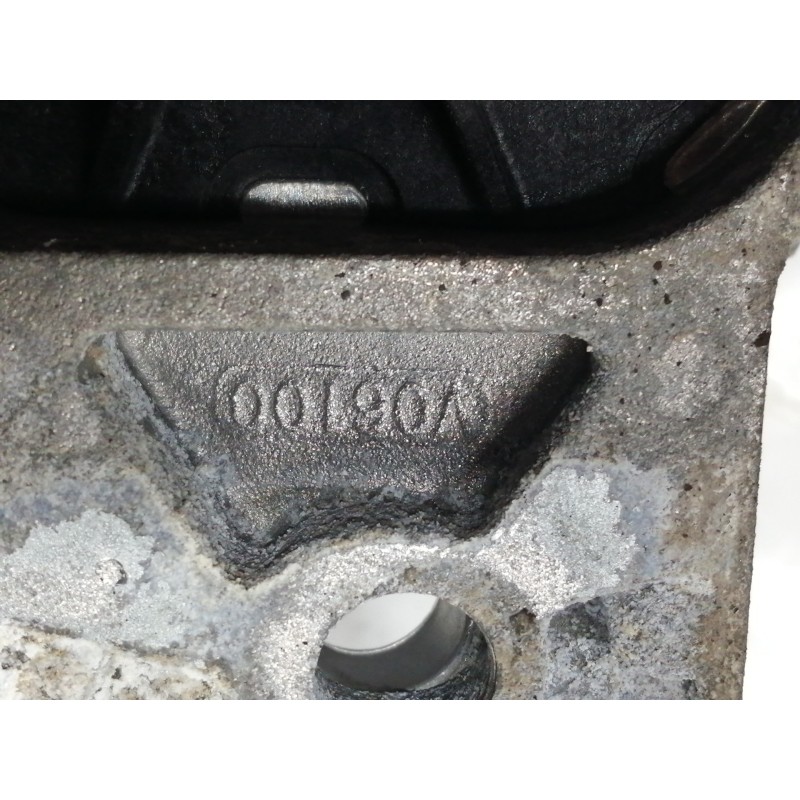 Recambio de soporte motor derecho para opel insignia berlina cosmo referencia OEM IAM 13227717 V06100 