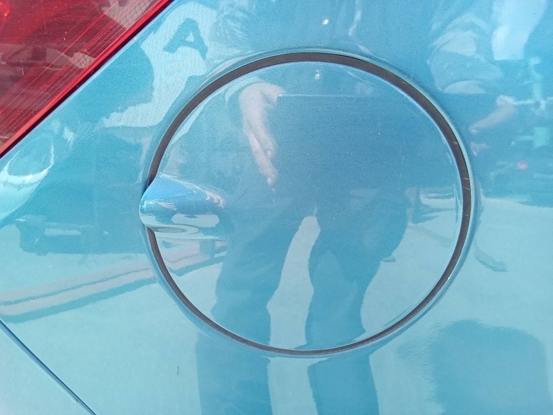 Recambio de tapa exterior combustible para opel corsa e business referencia OEM IAM 13427916  