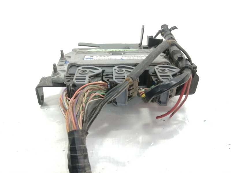 Recambio de centralita motor uce para renault scenic ii authentique referencia OEM IAM 215861639A  