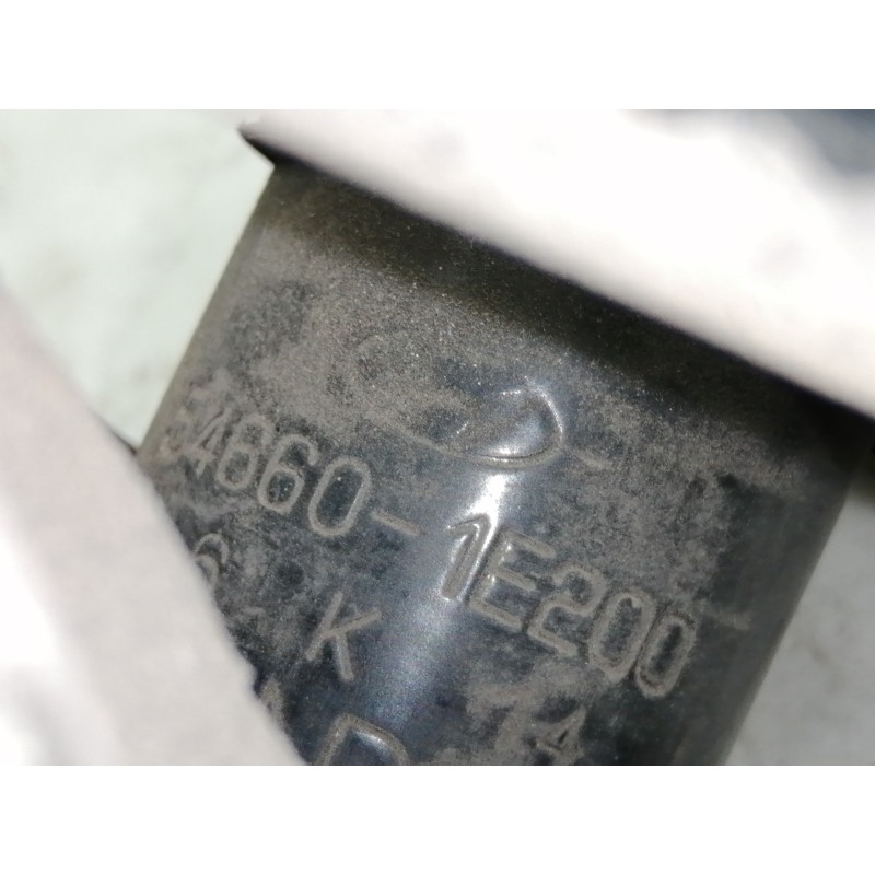 Recambio de amortiguador delantero derecho para hyundai accent (mc) gl crdi referencia OEM IAM 546601E200  