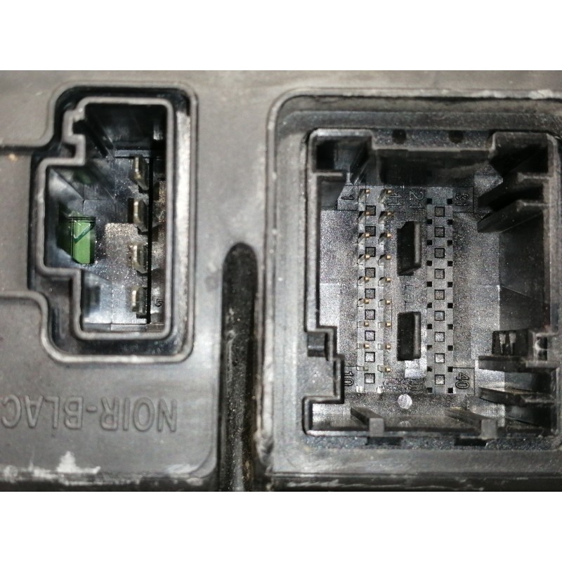 Recambio de caja reles / fusibles para renault megane ii berlina 5p authentique referencia OEM IAM 8200261823  