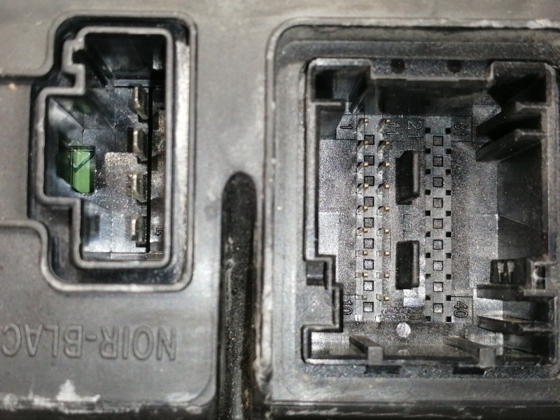 Recambio de caja reles / fusibles para renault megane ii berlina 5p authentique referencia OEM IAM 8200261823  