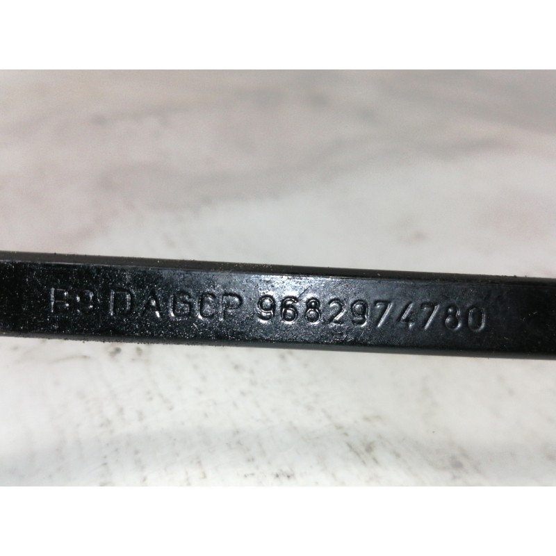 Recambio de brazo limpia delantero derecho para peugeot partner kombi premium referencia OEM IAM 9682974780  