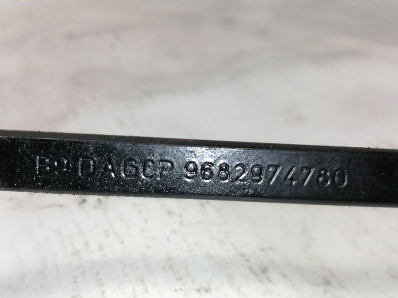 Recambio de brazo limpia delantero derecho para peugeot partner kombi premium referencia OEM IAM 9682974780  