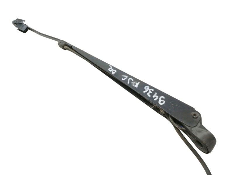 Recambio de brazo limpia delantero derecho para nissan cabstar 01.04  cabina simple cabina individual referencia OEM IAM   