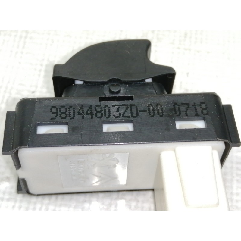 Recambio de mando elevalunas delantero derecho para peugeot 3008 gt line referencia OEM IAM 98044803ZD  