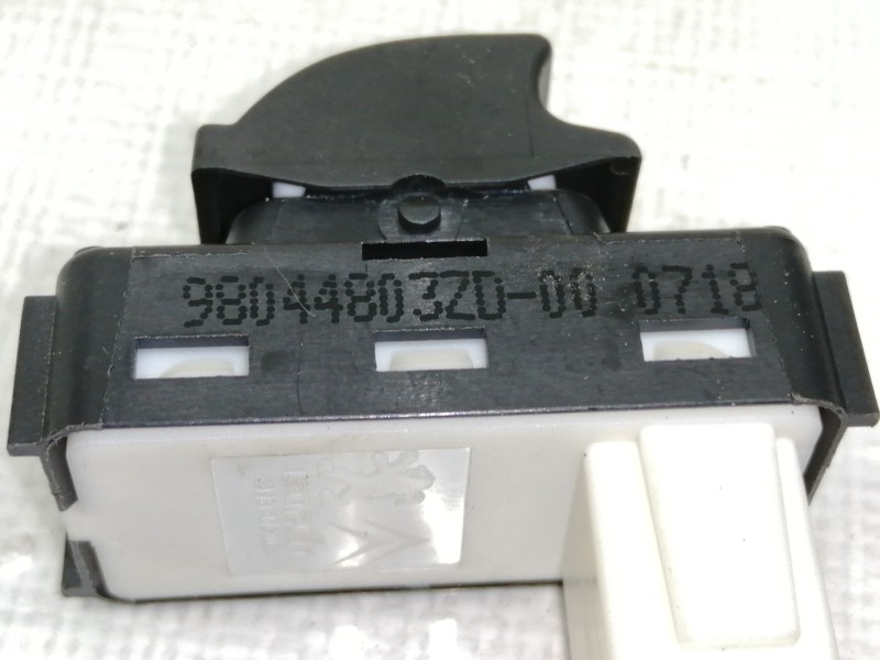 Recambio de mando elevalunas delantero derecho para peugeot 3008 gt line referencia OEM IAM 98044803ZD  