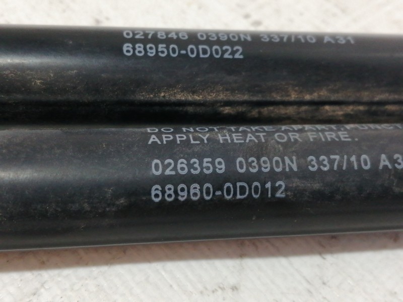 Recambio de amortiguadores maletero / porton para toyota yaris 1.0 cat referencia OEM IAM 689500D022  