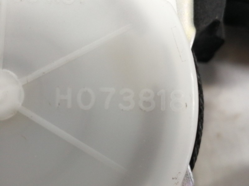 Recambio de cinturon seguridad trasero central para toyota yaris 1.0 cat referencia OEM IAM 7E6070  