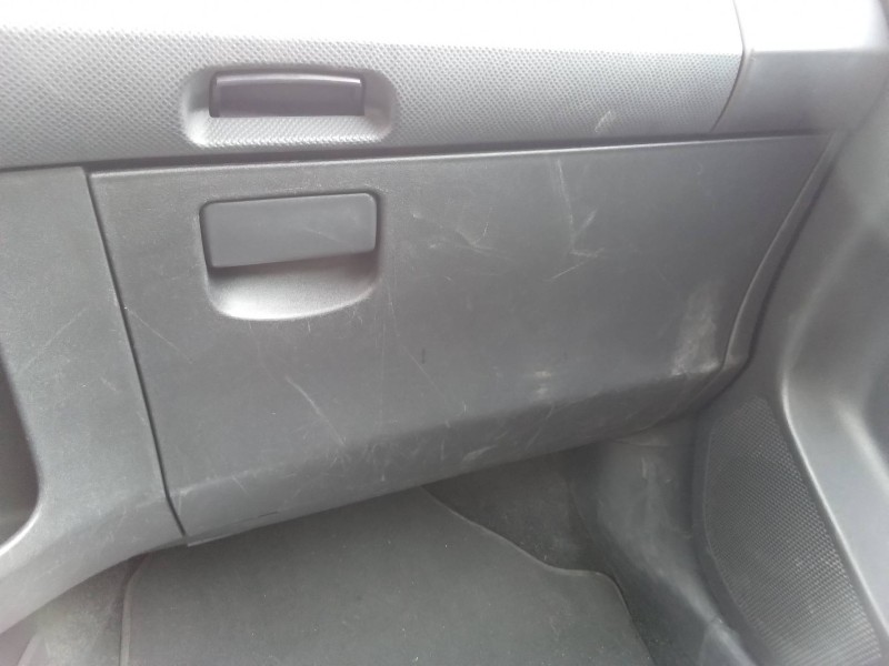 Recambio de guantera para toyota yaris 1.0 cat referencia OEM IAM 555500D060  