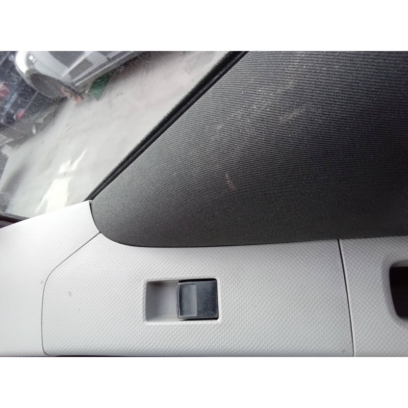 Recambio de mando elevalunas delantero derecho para toyota yaris 1.0 cat referencia OEM IAM 742310D090  