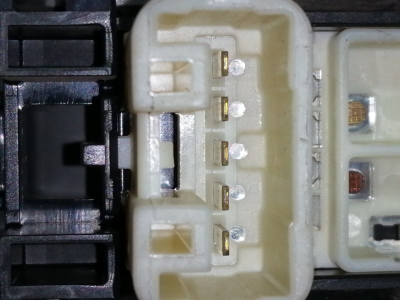 Recambio de mando elevalunas delantero derecho para toyota yaris 1.0 cat referencia OEM IAM 742310D090  