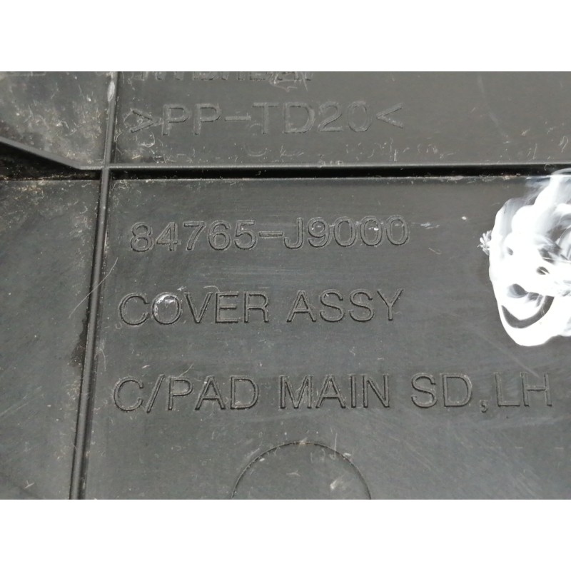 Recambio de moldura para hyundai kona sle 2wd referencia OEM IAM 84765J9000  