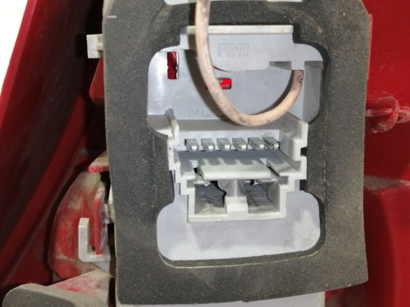 Recambio de piloto trasero izquierdo para renault clio ii fase ii (b/cb0) authentique confort referencia OEM IAM 8200071413  