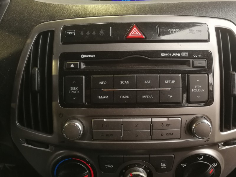 Recambio de sistema audio / radio cd para hyundai i20 style referencia OEM IAM 961211J252 EEBC606197D 8091288