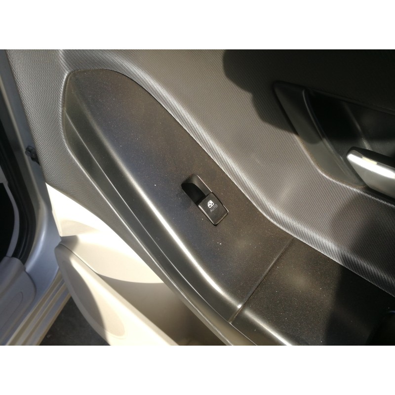 Recambio de mando elevalunas delantero derecho para kia cee´d emotion referencia OEM IAM 823611H300  