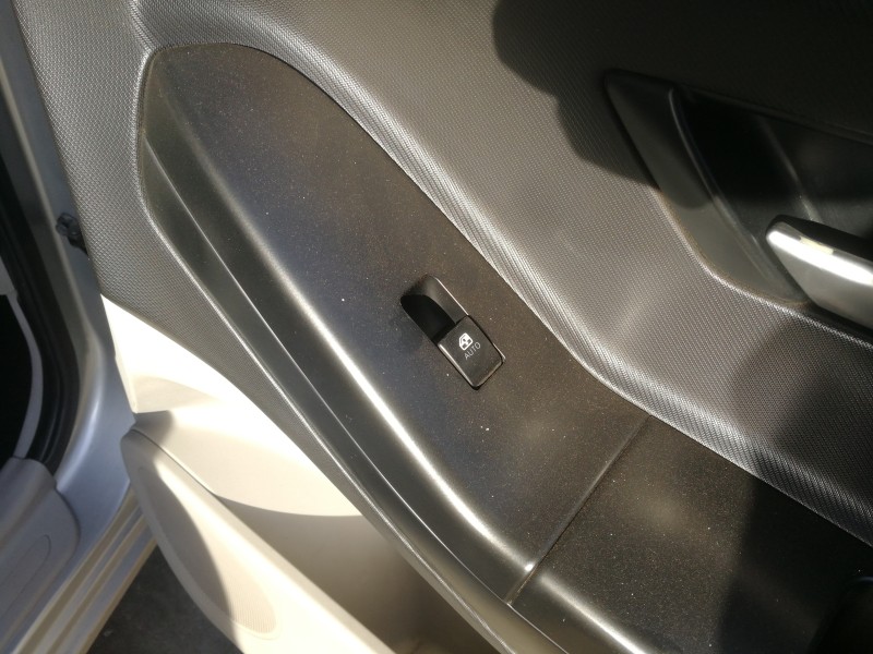 Recambio de mando elevalunas delantero derecho para kia cee´d emotion referencia OEM IAM 823611H300  