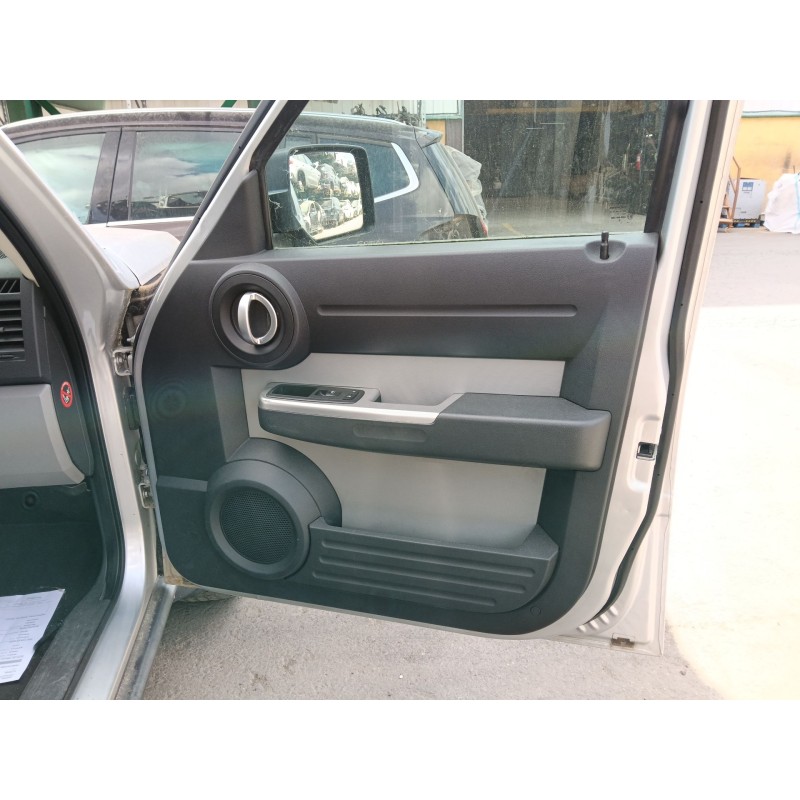 Recambio de guarnecido puerta delantera derecha para dodge nitro 2.8 crd 4wd referencia OEM IAM   