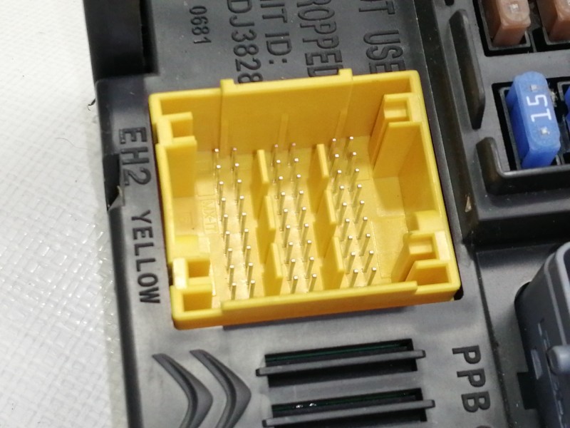 Recambio de caja reles / fusibles para opel crossland x edition referencia OEM IAM 9819851280  