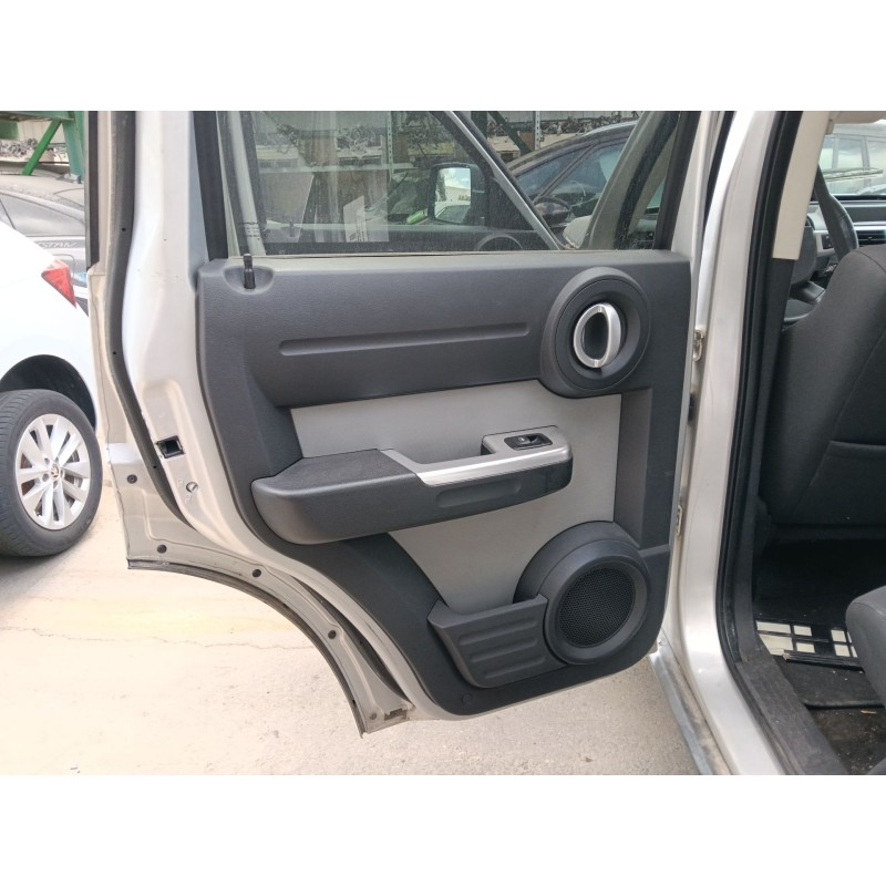 Recambio de guarnecido puerta trasera izquierda para dodge nitro 2.8 crd 4wd referencia OEM IAM   