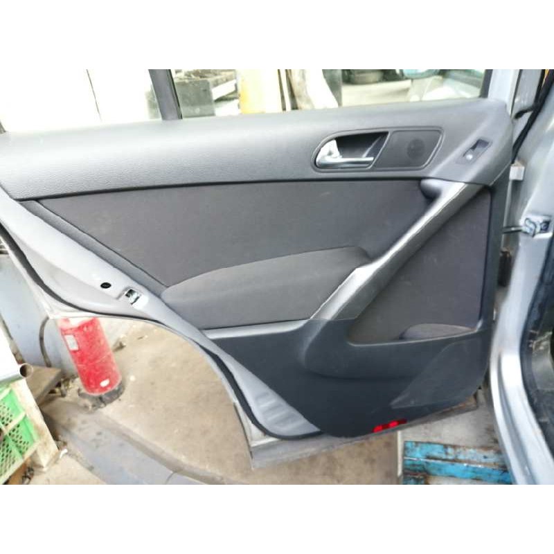 Recambio de guarnecido puerta trasera izquierda para volkswagen tiguan (5n1) sport referencia OEM IAM 5N0839113S  