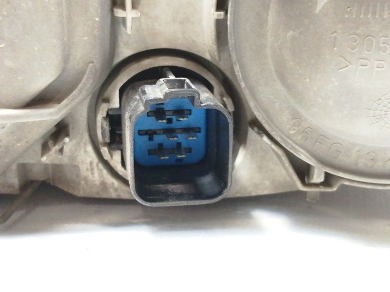 Recambio de faro derecho para ford fiesta berlina studio referencia OEM IAM 1305219059  