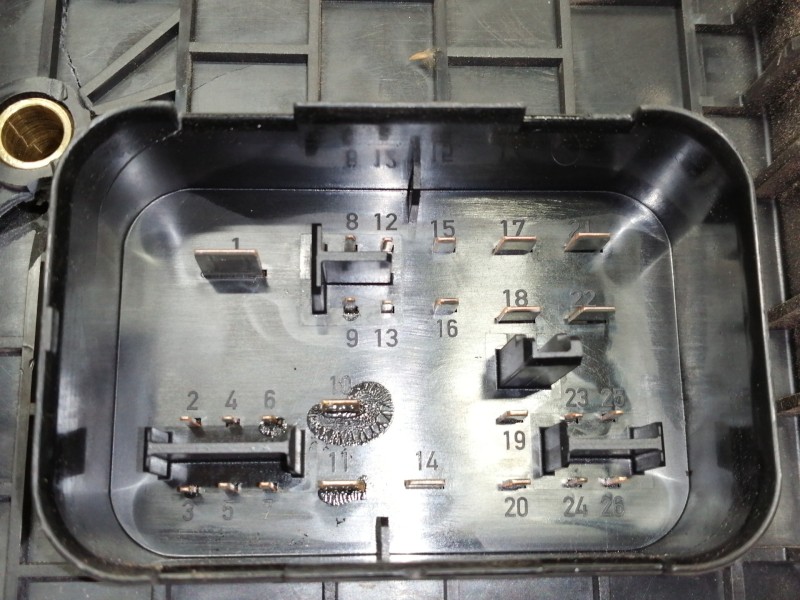 Recambio de caja reles / fusibles para audi a3 (8p) 2.0 tdi ambiente referencia OEM IAM 1K0937124  