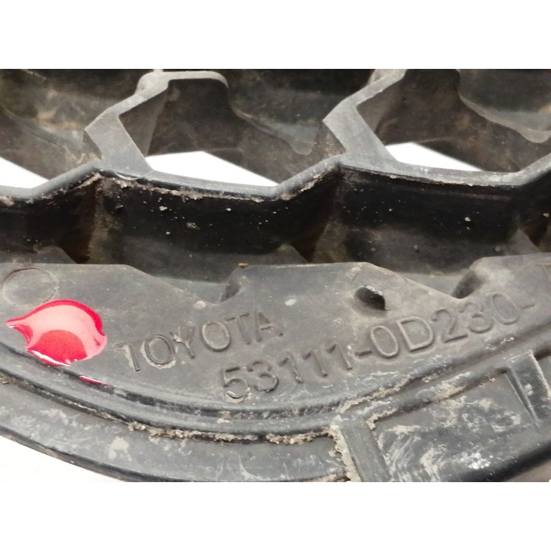 Recambio de rejilla delantera para toyota yaris active referencia OEM IAM 531110D230D  