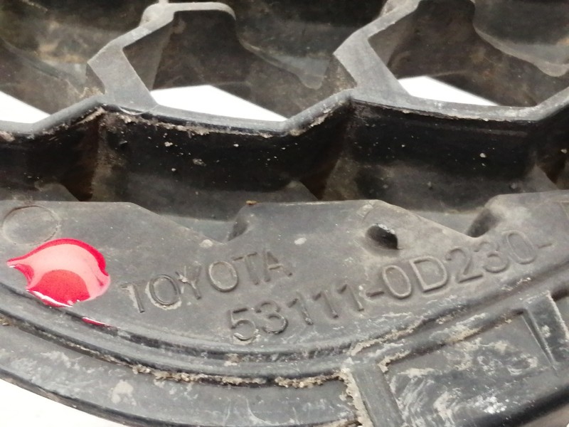 Recambio de rejilla delantera para toyota yaris active referencia OEM IAM 531110D230D  