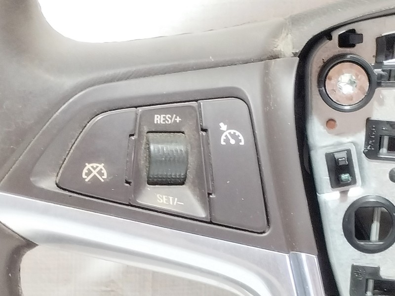 Recambio de volante para opel insignia berlina cosmo referencia OEM IAM 13306886  